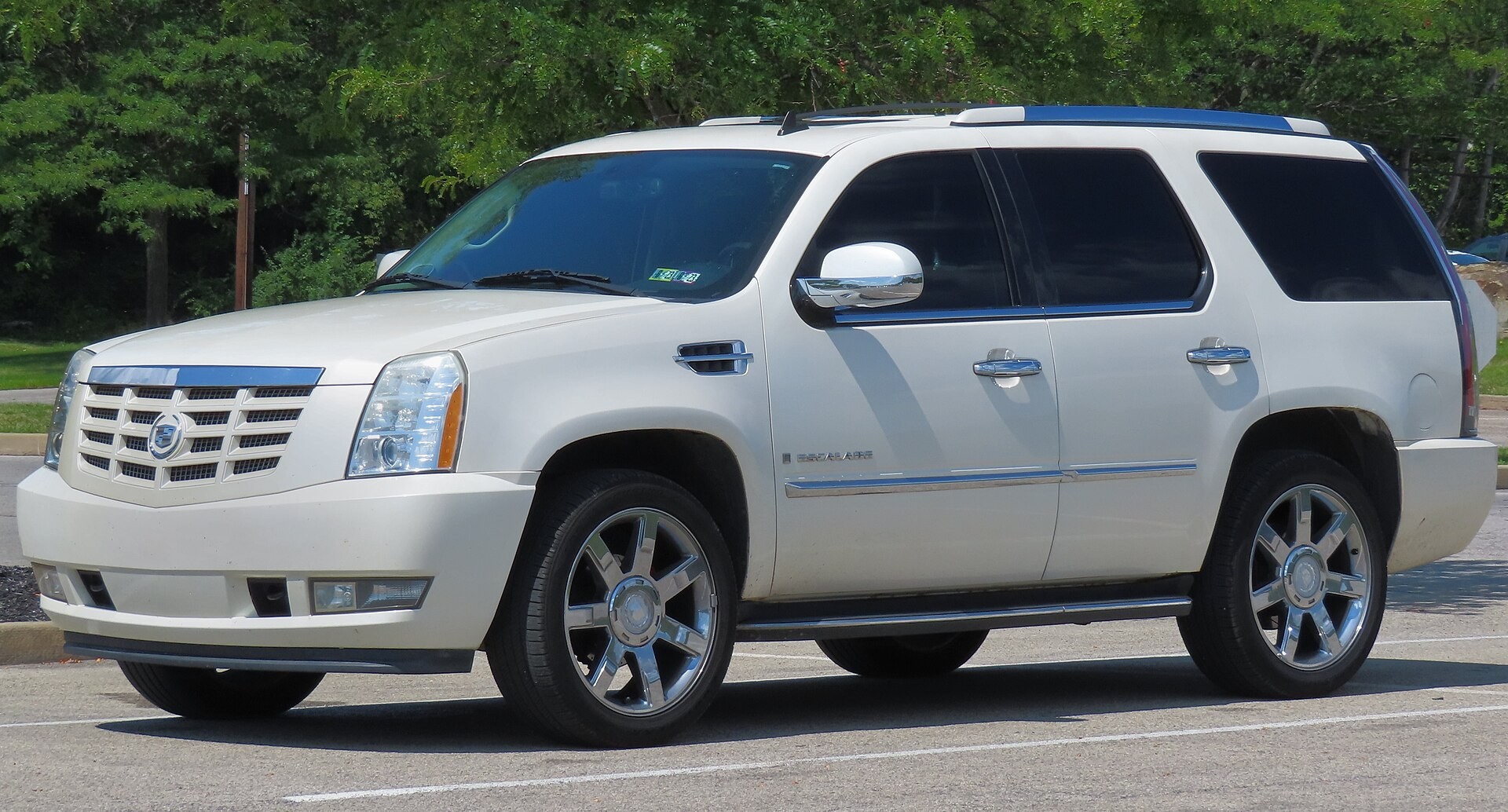 В марте стартуют российские продажи Cadillac Escalade последнего поколения (видео)
