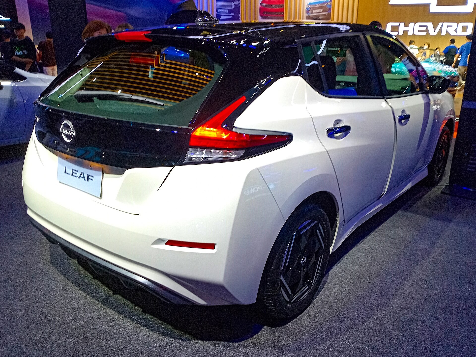 Nissan Leaf 2023 модельного года получил обновленный дизайн с упрощенной отделкой салона (видео)